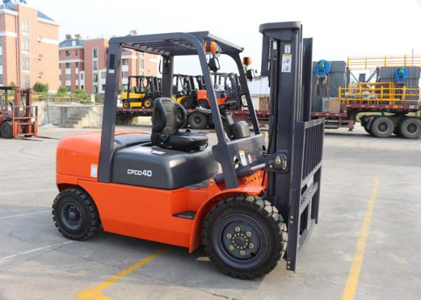 4 Ton Balance Weight Type Diesel Forklift Truck With 3M Lifting Height Wholly