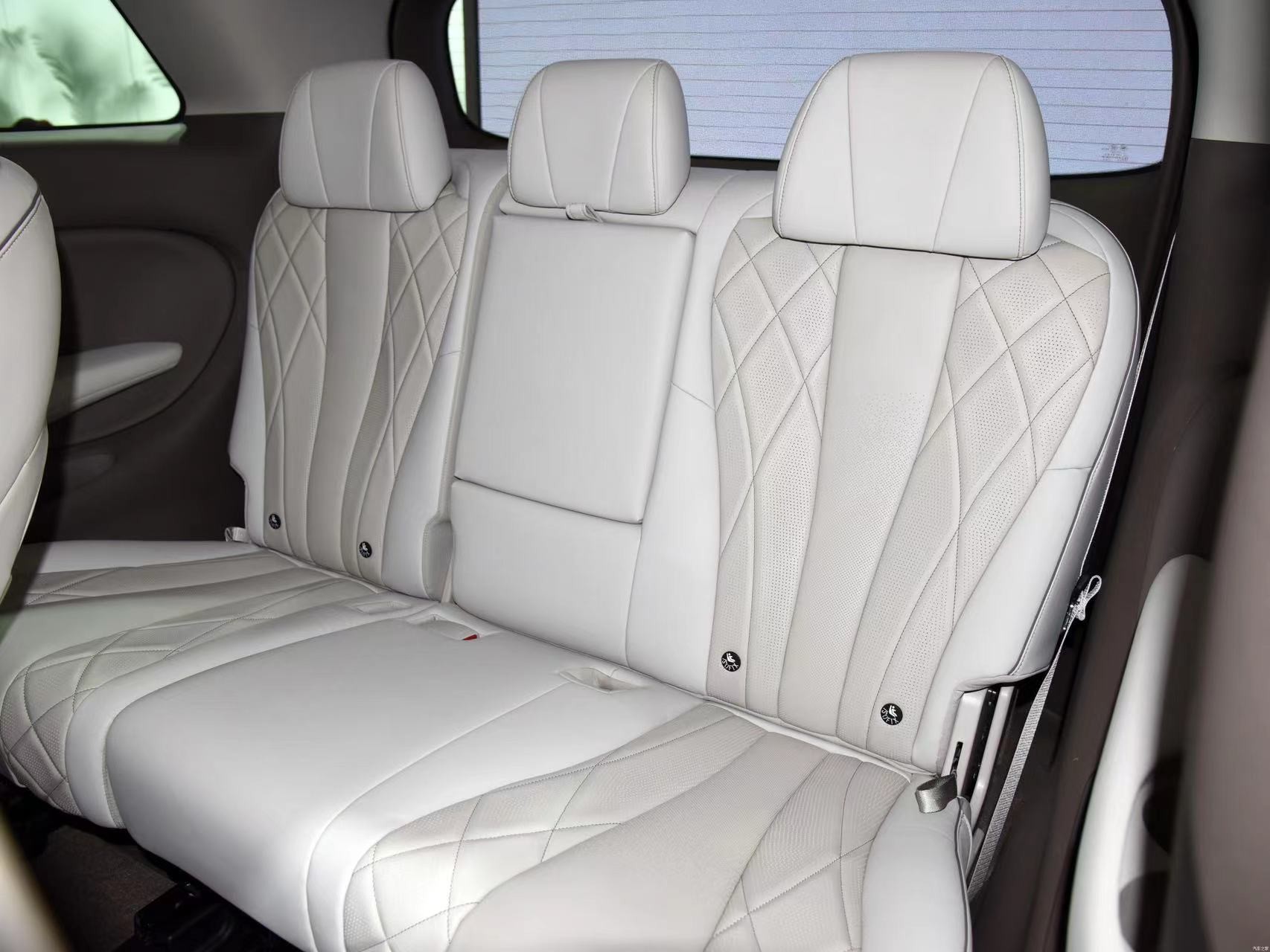 Denza D9 2022 EV 600 4WD Zunrong Version Large MPV Luxury New Car 5 Door 7 Seats