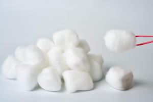 Wholesale Little Sterile Cotton Balls Skin Disinfection Cleaning Lightweight Eound Shaped from china suppliers