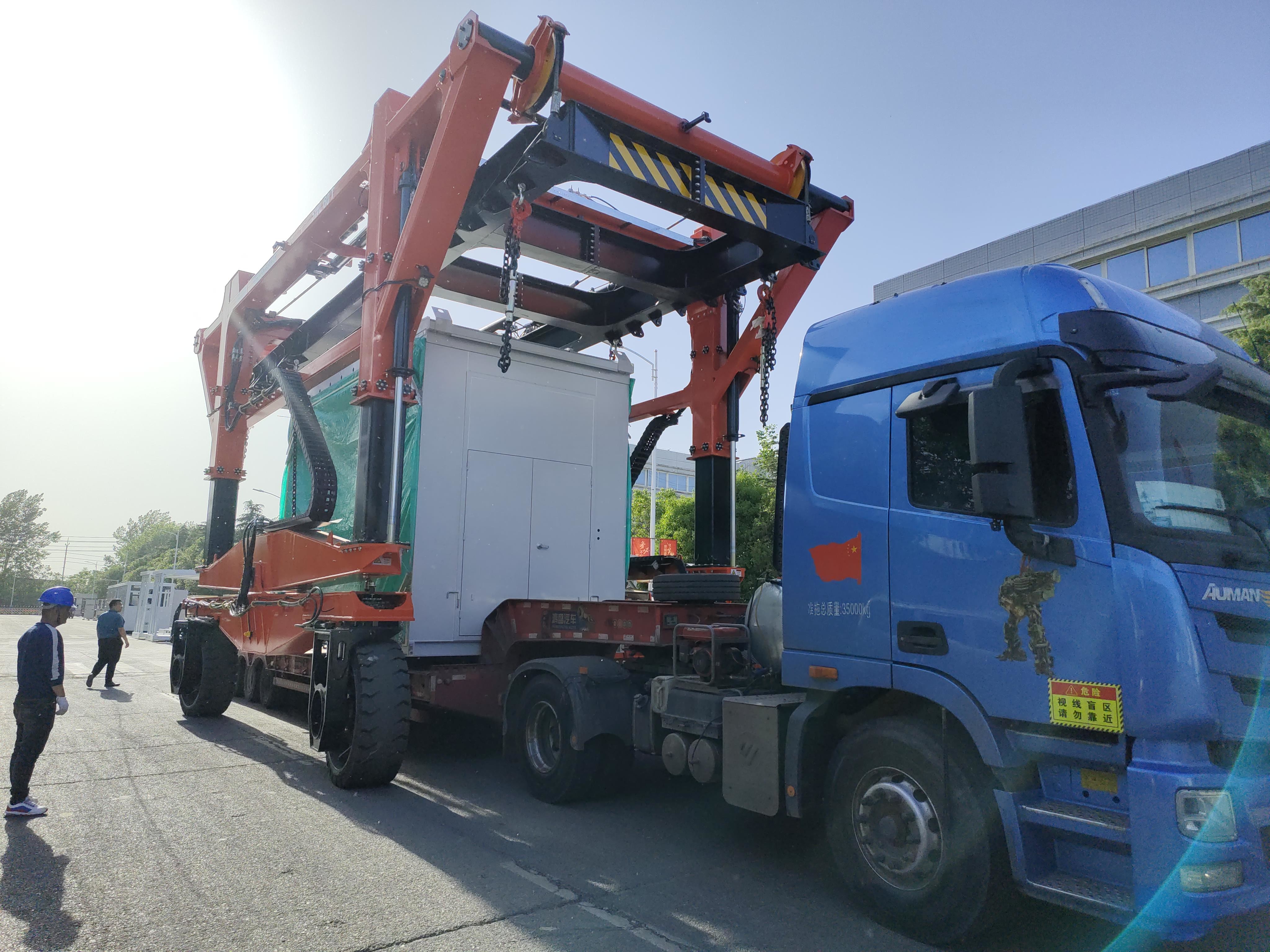 Mobile Electric Straddle Carrier Manufacturer With 164kwh Lithium Iron Phosphate Battery