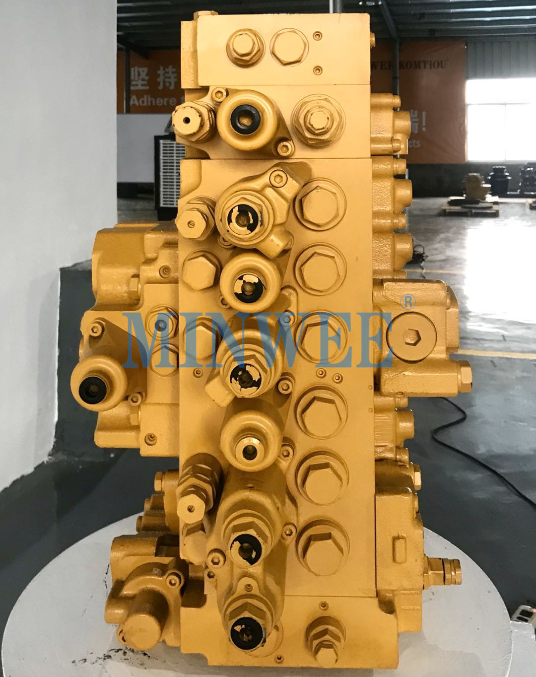 Original excavator hydraulic control valve Genuine PC200-7 control valve 723-46-20402 7234620402 main distribution valv