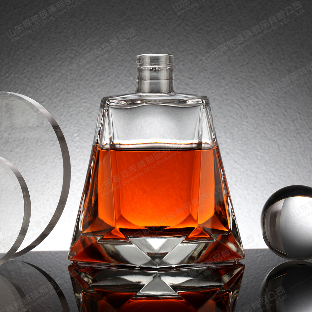 Customied Bottle Color Unique Shape 500ml Glass Vodka Decanter for Acceptable Customer's Logo