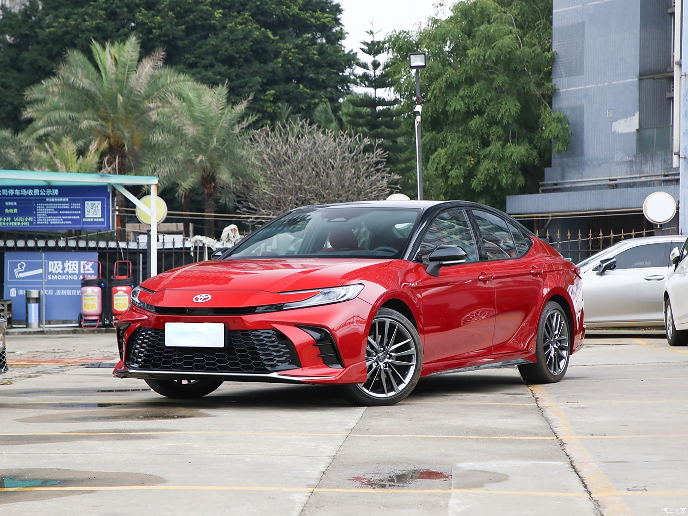 2024 Toyota Camry 2.0L Sports Plus Hybrid Sedan FWD Left-Hand Drive Single Motor 4915*1840*1450 for Chinese Markets