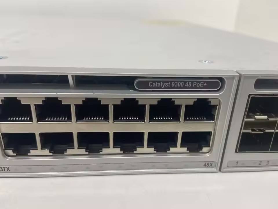 48 Ports PoE Switch 4x10G Uplink Network Essentials C9300L-48P-4X-E Private Mold Design for Efficiency and Performance