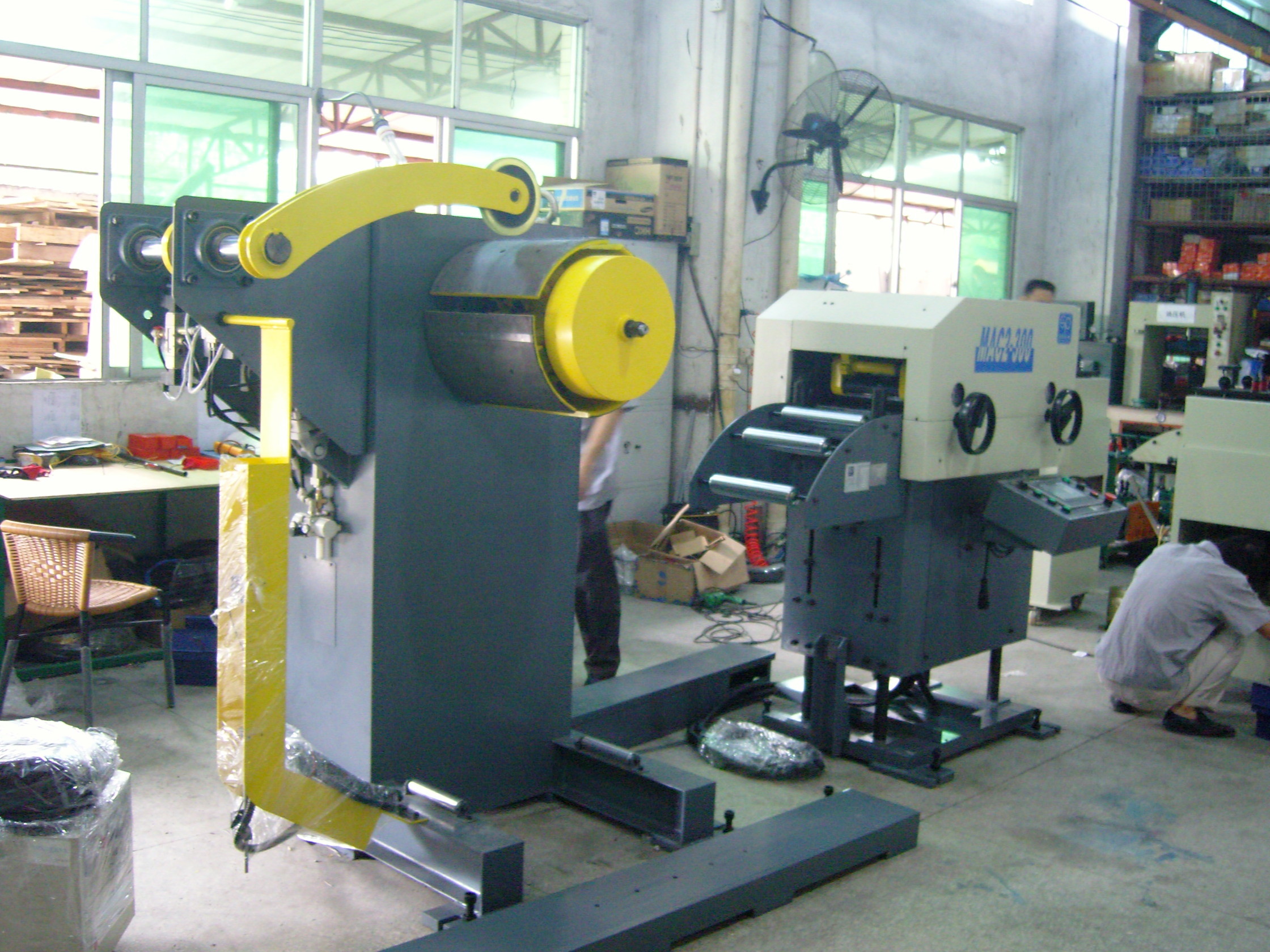 Punch Machine 3 In 1 NC Servo Straightener Feeder With Coil Thickness 0.3-3.2mm