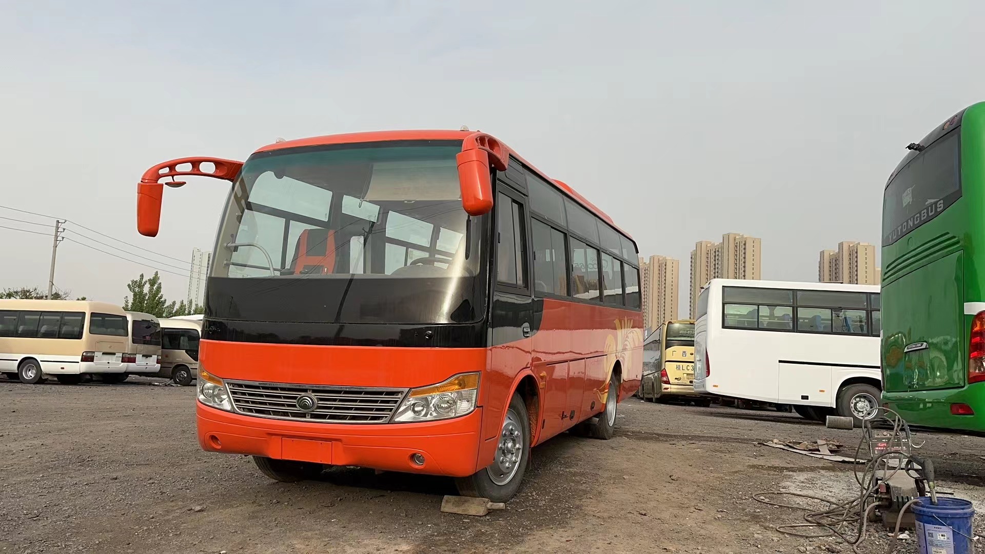Used Youtong City Passenger Bus with 3300mm Wheel Base and 90L Fuel Tank Capacity
