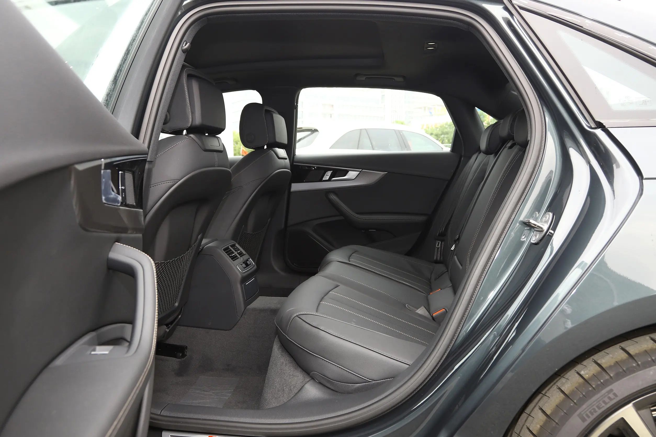 100-150Ps Maximum Power Audi A4L Auto Vehicle TPMS Gasoline Cars Petrol Fuel Automatic Gear Box Similar to A6L A7L Models