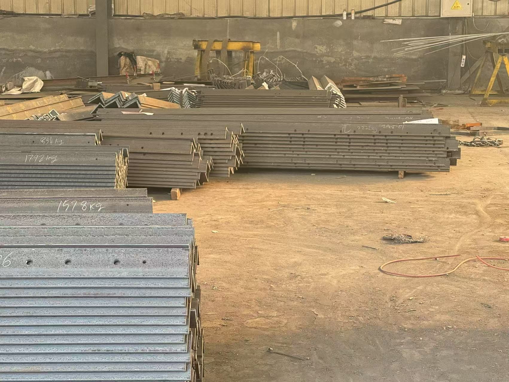 Anti Corrosion Angle Steel Coated For Long Lasting Performance In Harsh Outdoor Environments For Fencing