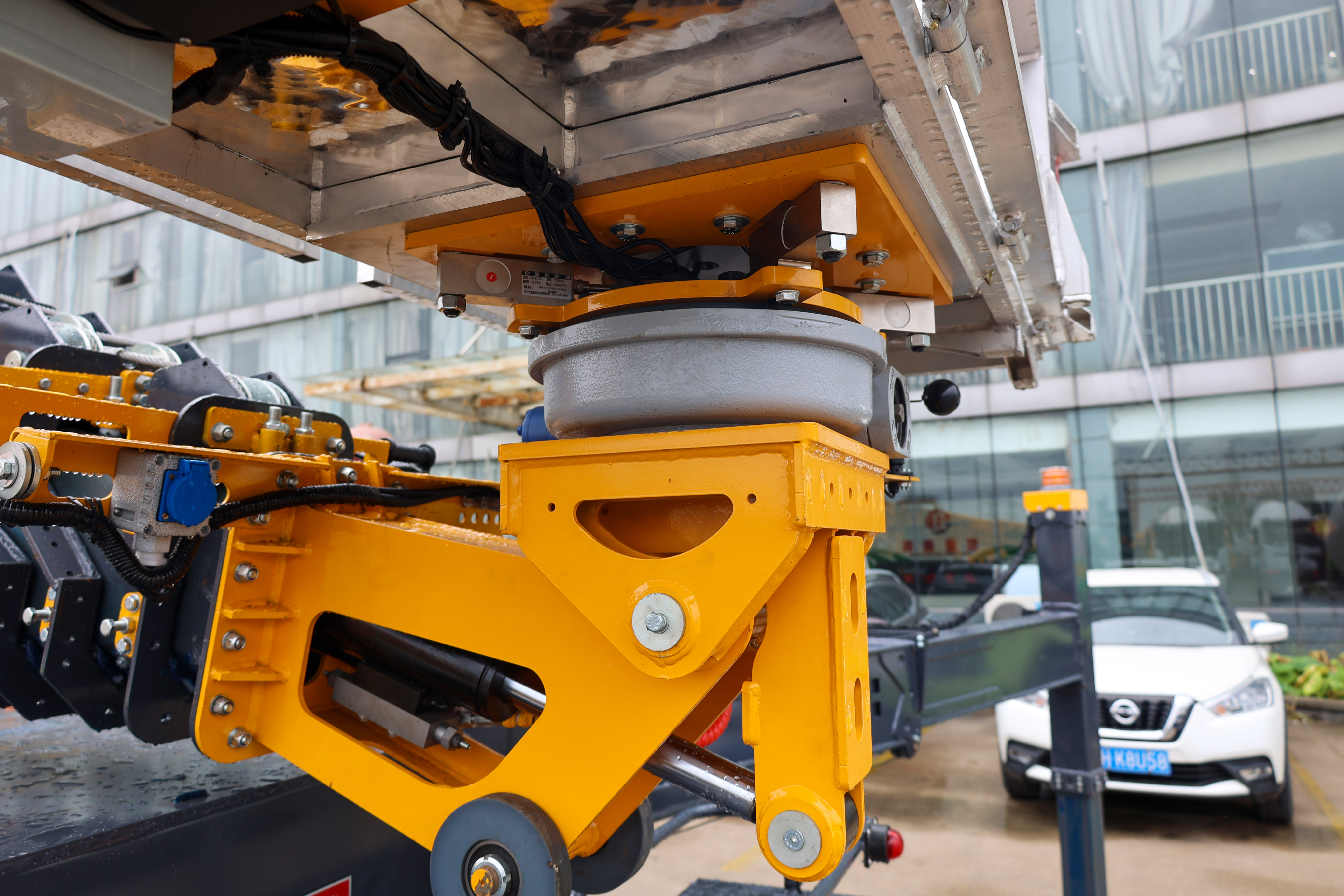Best Price 360 Degree Rotation 40m Truck Mounted Aerial Work Platform