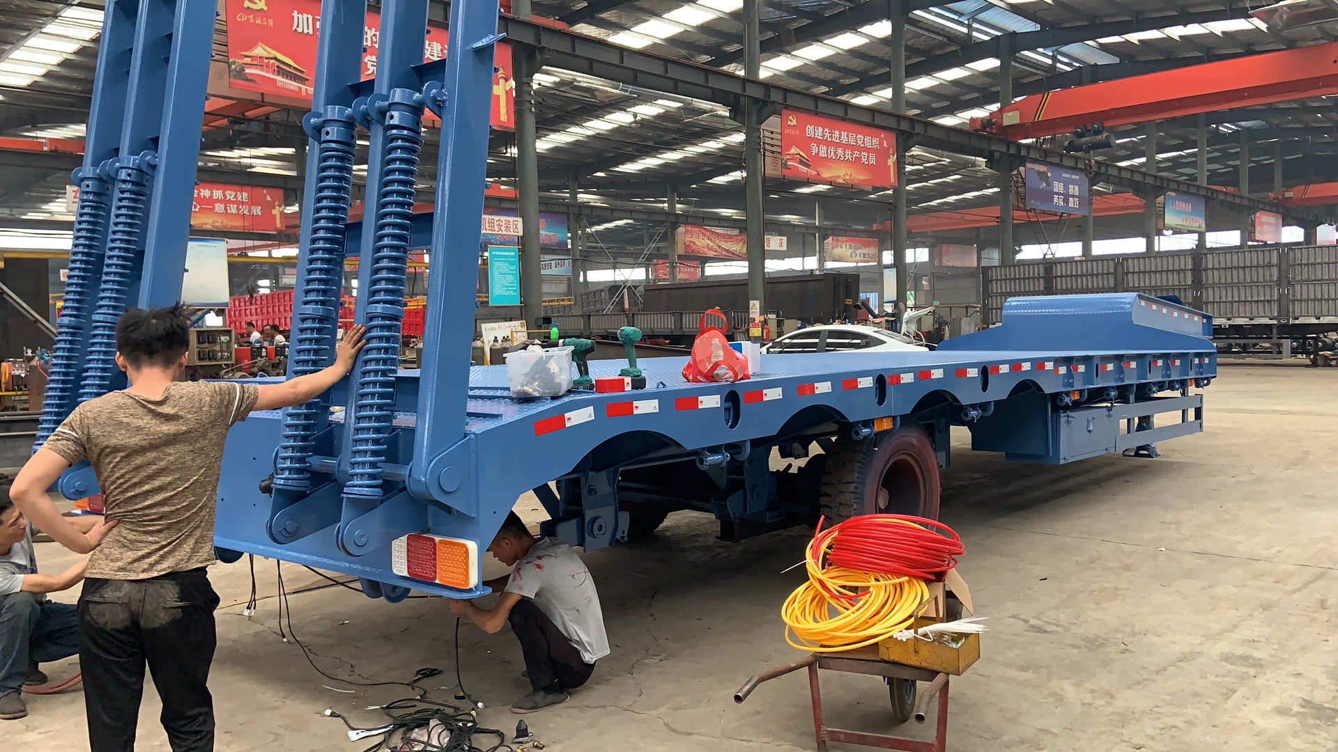 Transport Heavy Equipment Conveniently with Aotong Mechanical Folding Low Bed Trailer