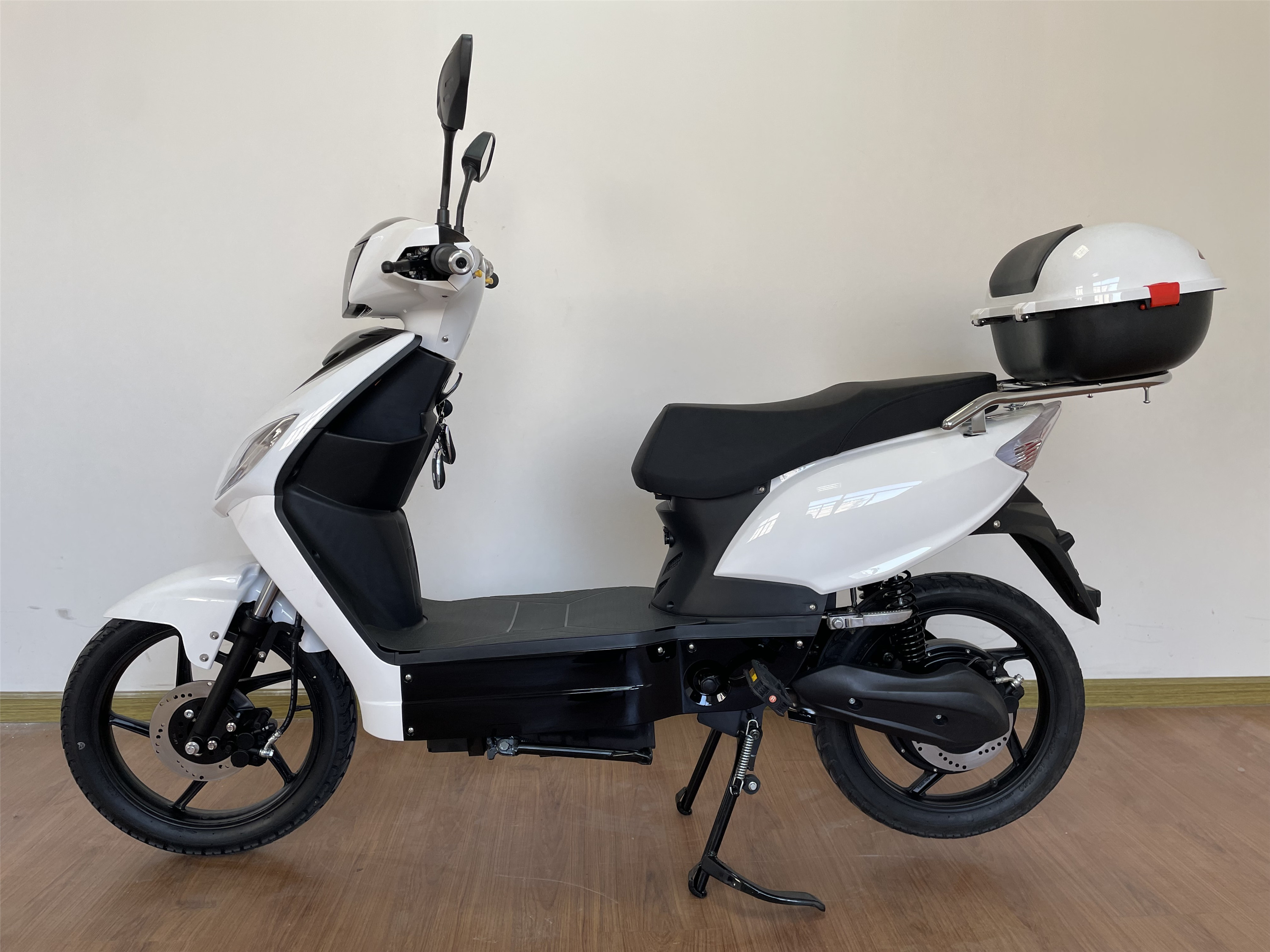 Switzerland Hot Selling 48V 500W Electric Pedal Mopeds Big Wheel 18 Inch Pedal Assist Electric Scooter With Lithium Battery