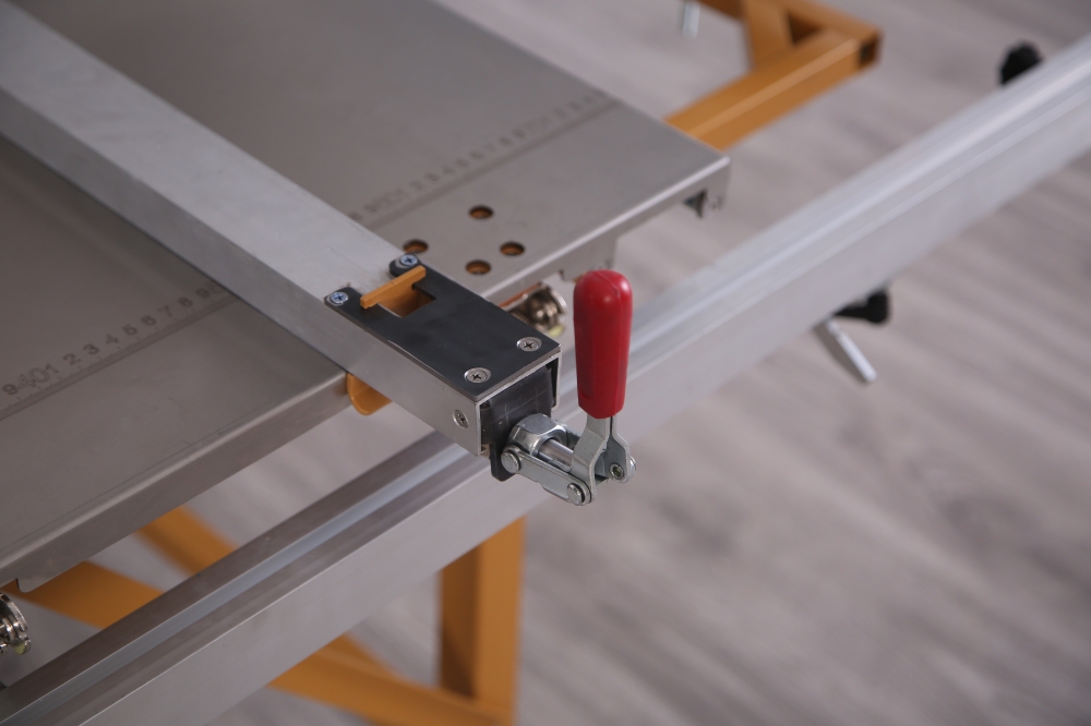 Wood Portable Sliding Table Saw Cutting Machine For Construction Works In Yellow
