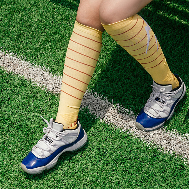 Female Polyester Athletic Compression Sports Socks Customized Colors
