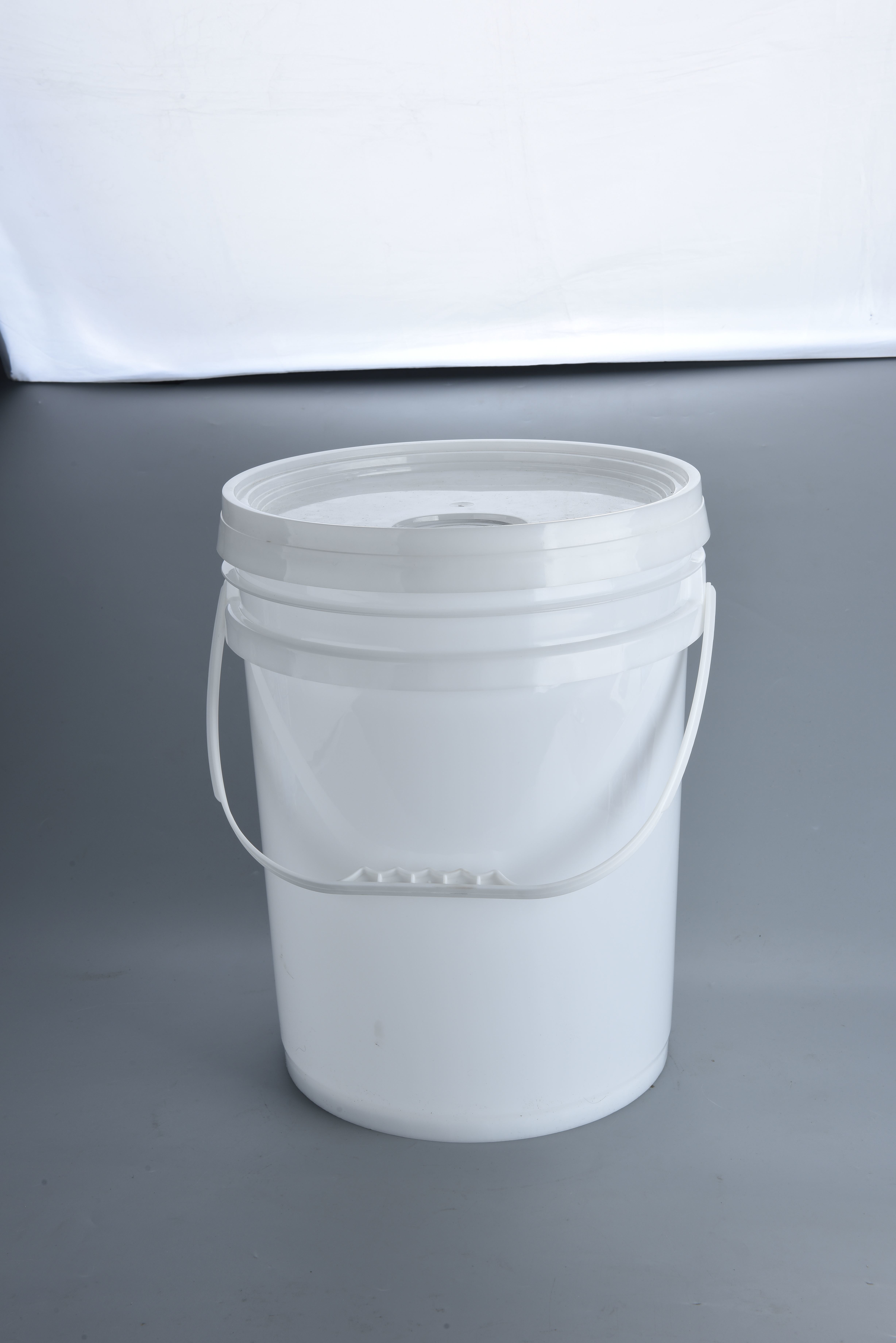 18L Customizable Plastic Paint Bucket For Chemical Packaging With Various Sizes Available