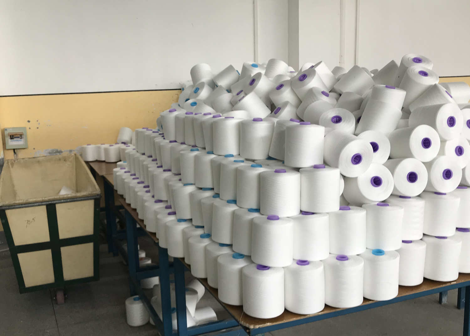 Raw White 40/2 Manufacturer Directly Wholesale Spun Polyester Yarn