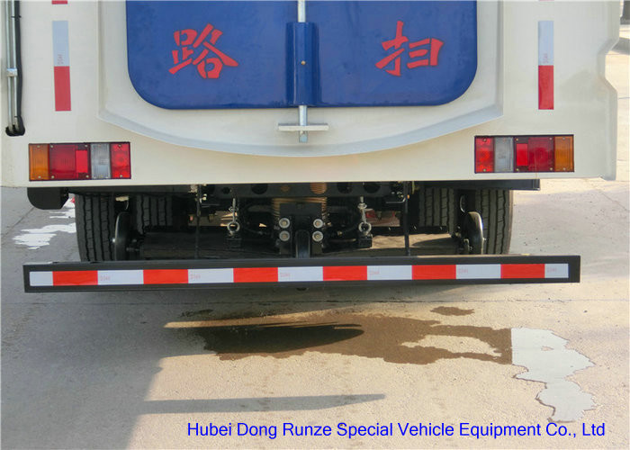 JMC Truck Mounted Road Sweeping Machine With 4 Brushes 5.5 Cbm Trash 1,5 Cbm Water