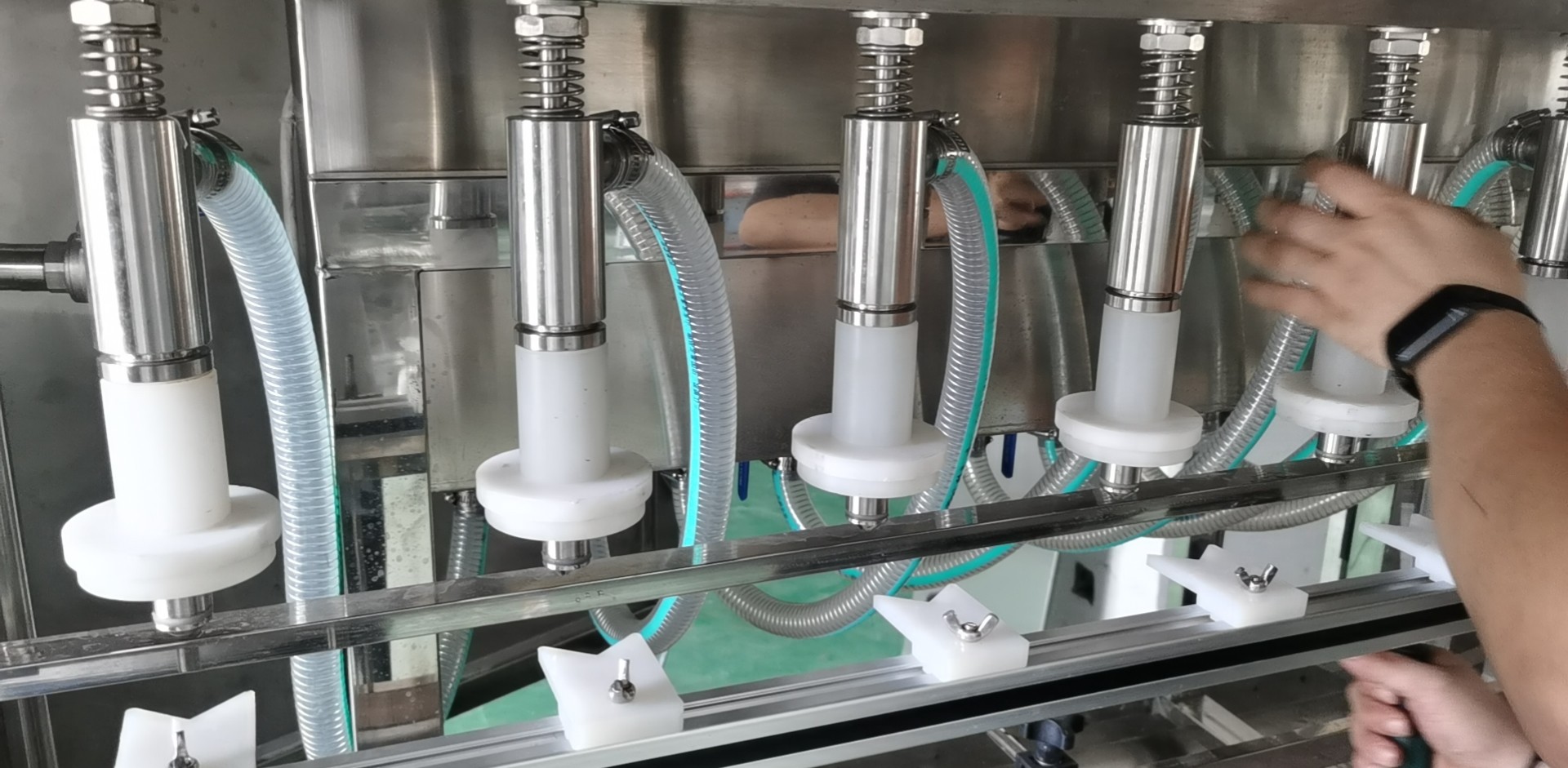 1000ml-5000ml Automatic Liquid Filling Machine Alcohol Gravity Bottle Filler