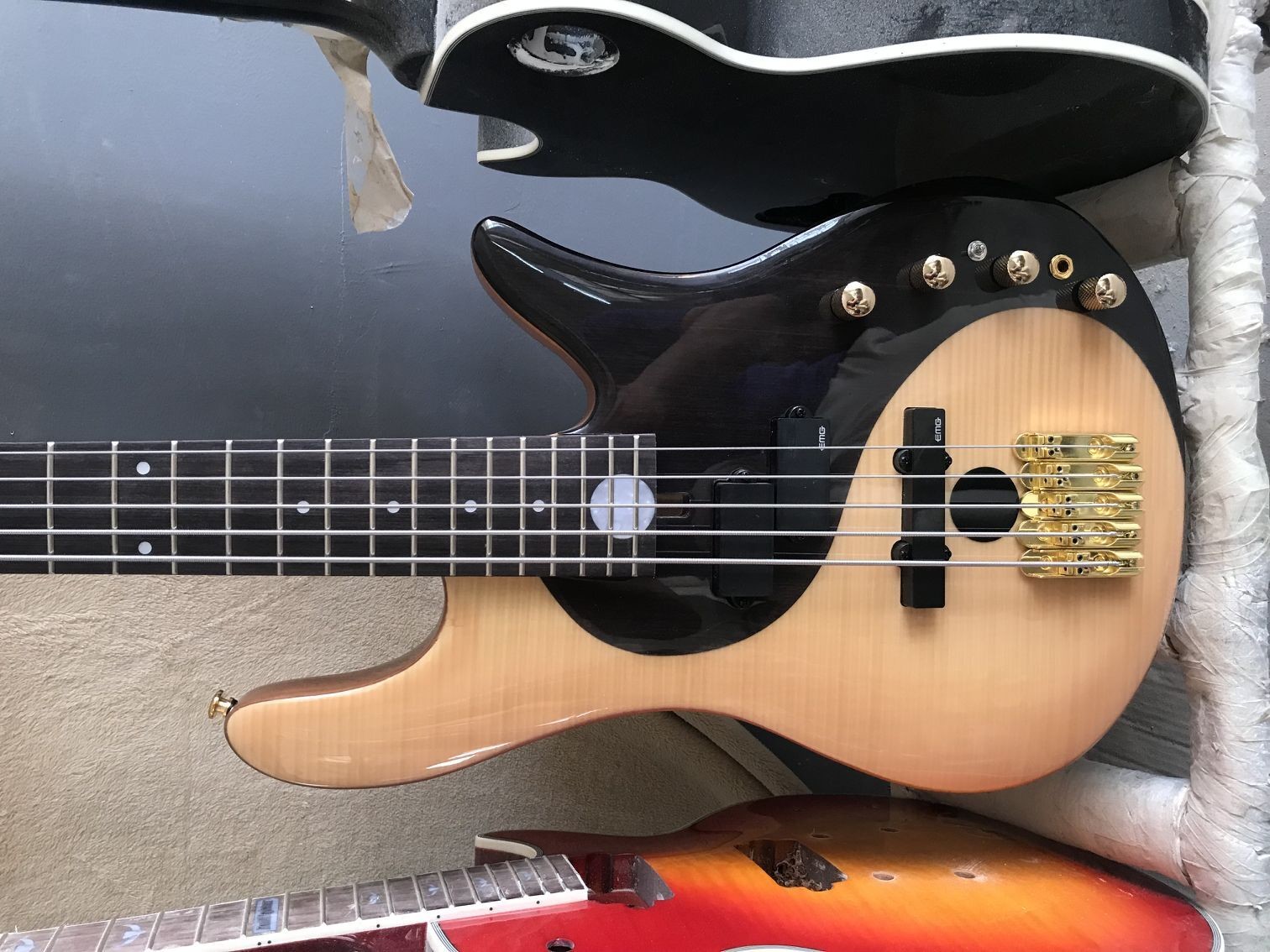 5 string active bass Butterfly yingyang bass guitar Butteryfly Deluxe Electric bass guitar yin and yang bass
