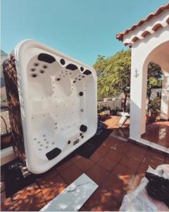 Wholesale Outdoor Family Air Jet Bathtub 5 - 6 Person SPA Hot Tub Freestanding Massage Bathtub from china suppliers