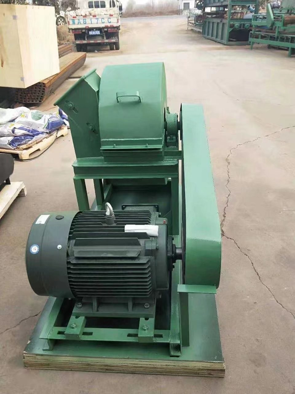 Peanut Shell Hammer Mill Machine Coconut Husk Grinder With Feed Hopper