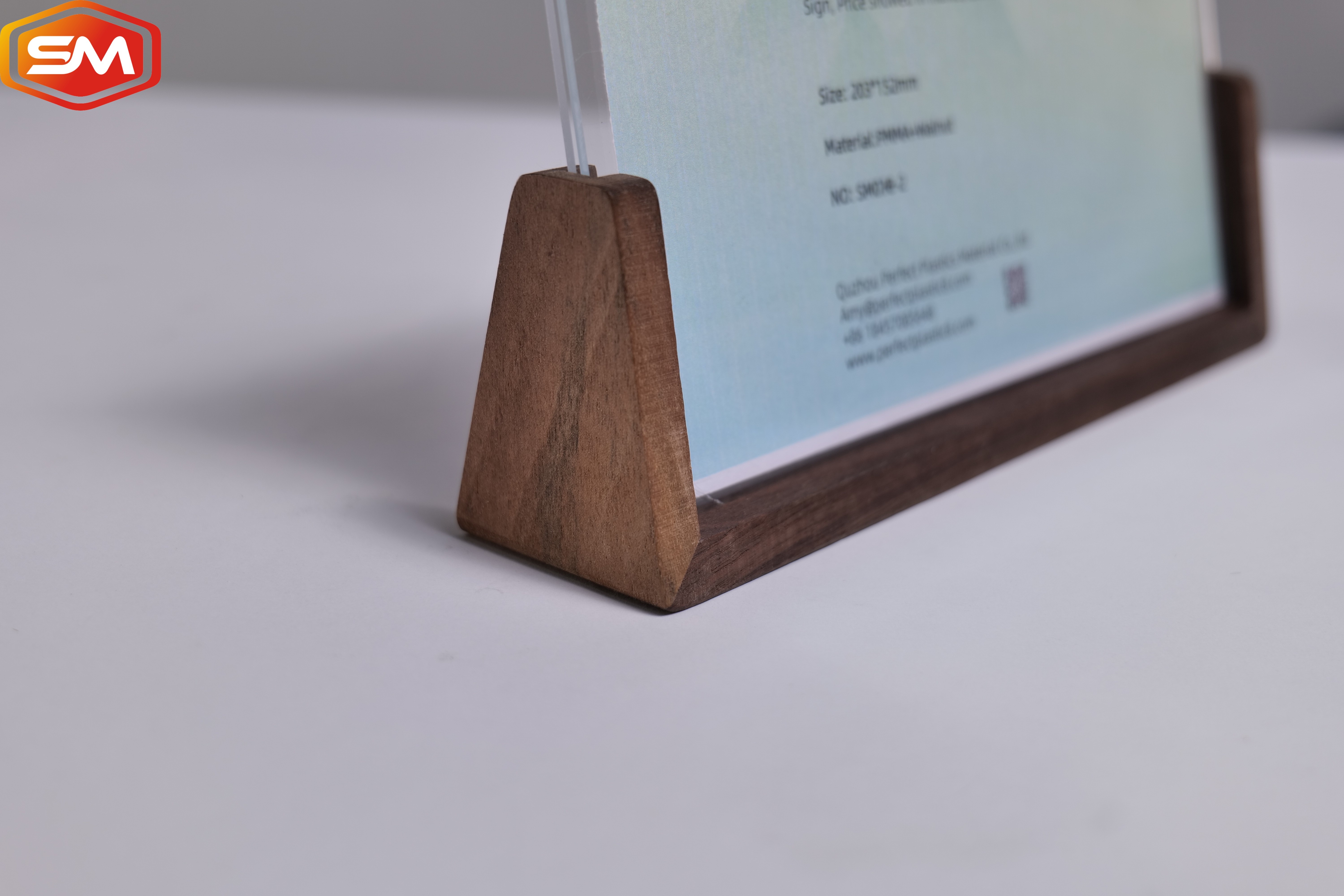 Modern 4*6 Inch Acrylic Sign Holder Clear Picture Photo Frames With Wood Base For Home Office