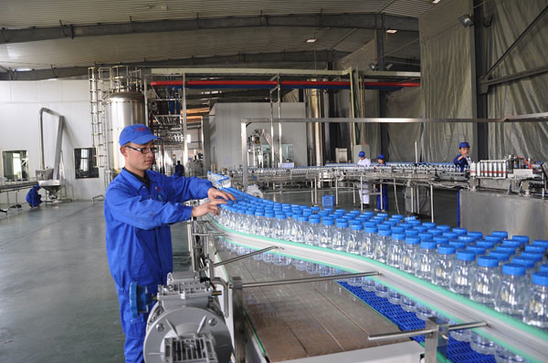 Middle Capacity Mineral Water Filling Machine 5.5 Kw Total Power With Motor Driving
