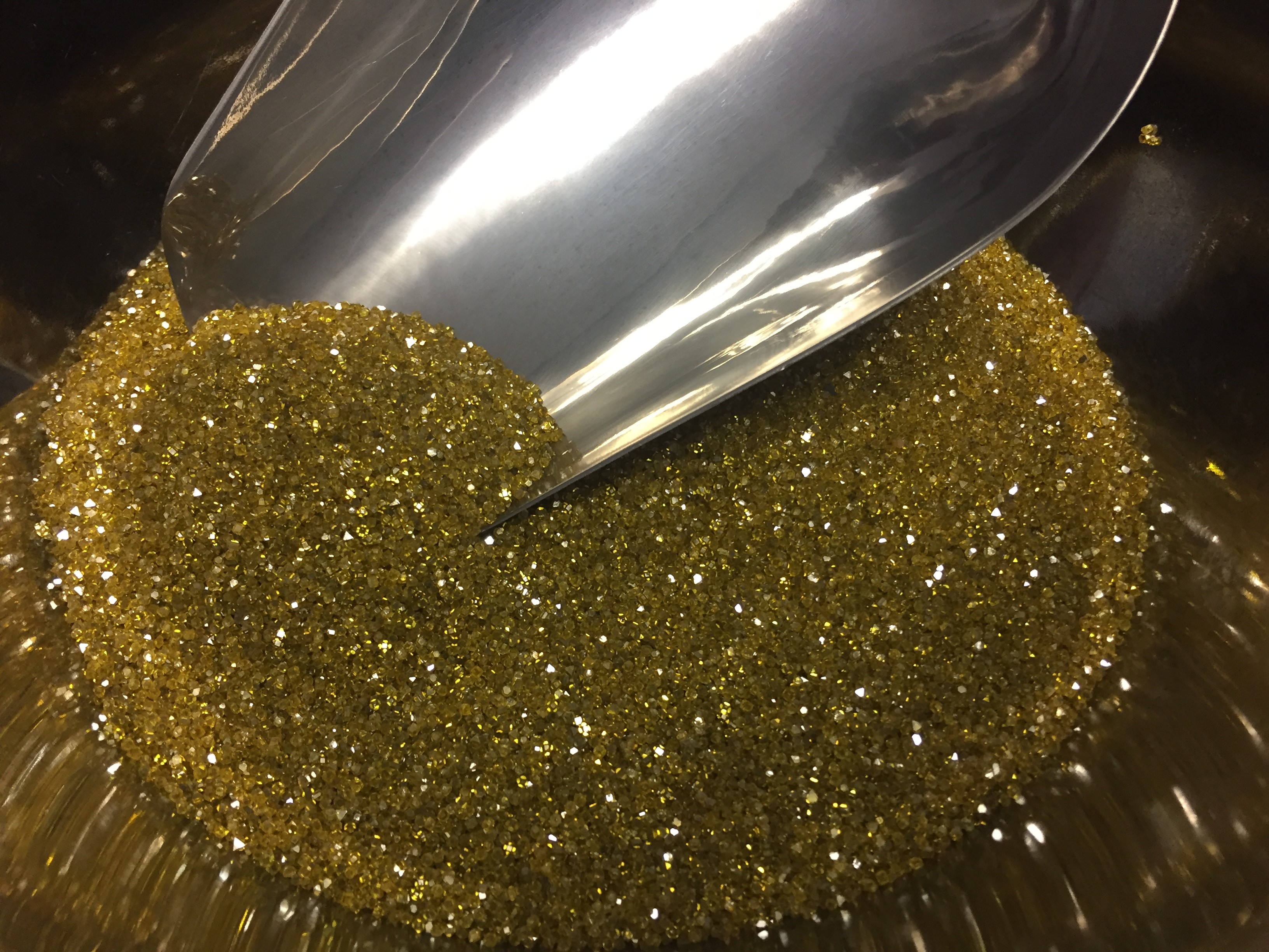 1mm - 4mm Synthetic Monocrystalline Diamond Rough Hpht Diamond Abrasives