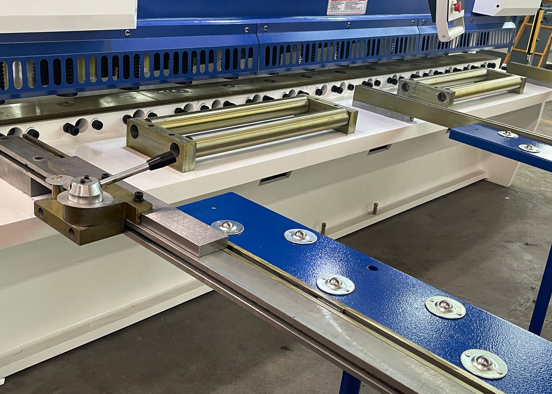 DELEM DAC360T Controller Hydraulic Guillotine Shearing Machine For Precise 8mm Cutting