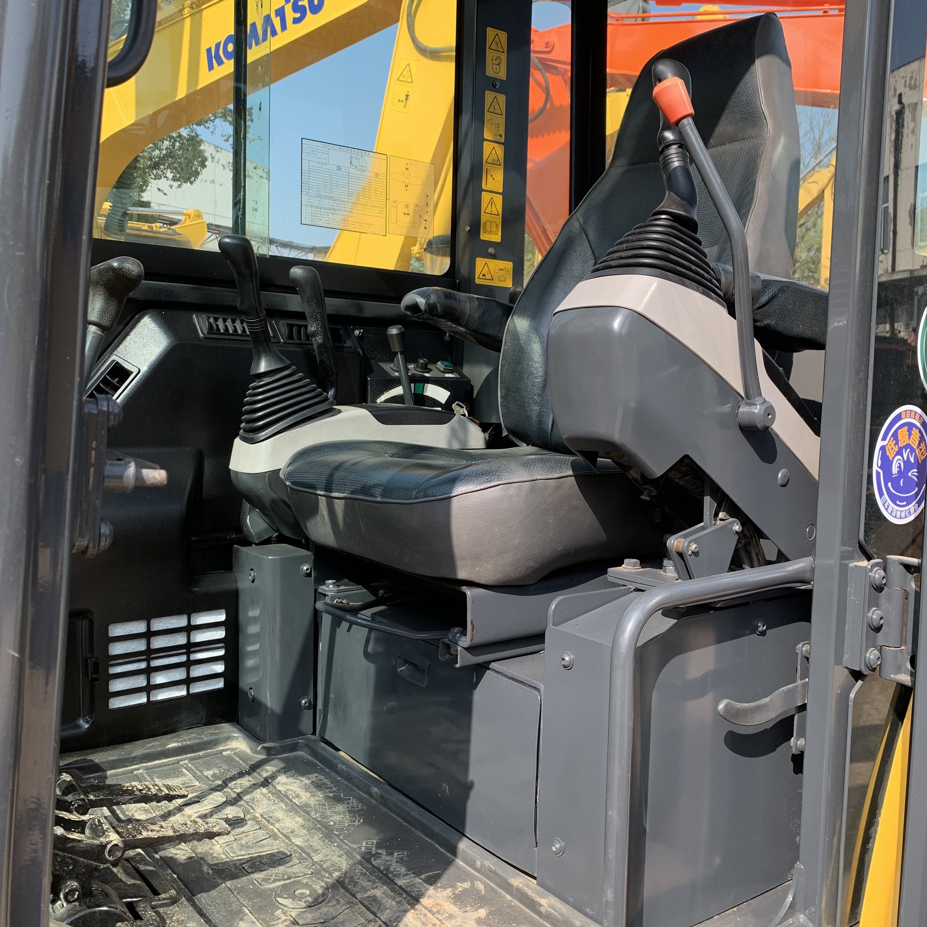 Excavating 5 tons of durable hydraulic track type PC Komatsu 56 second-hand excavator at a low price and selling well