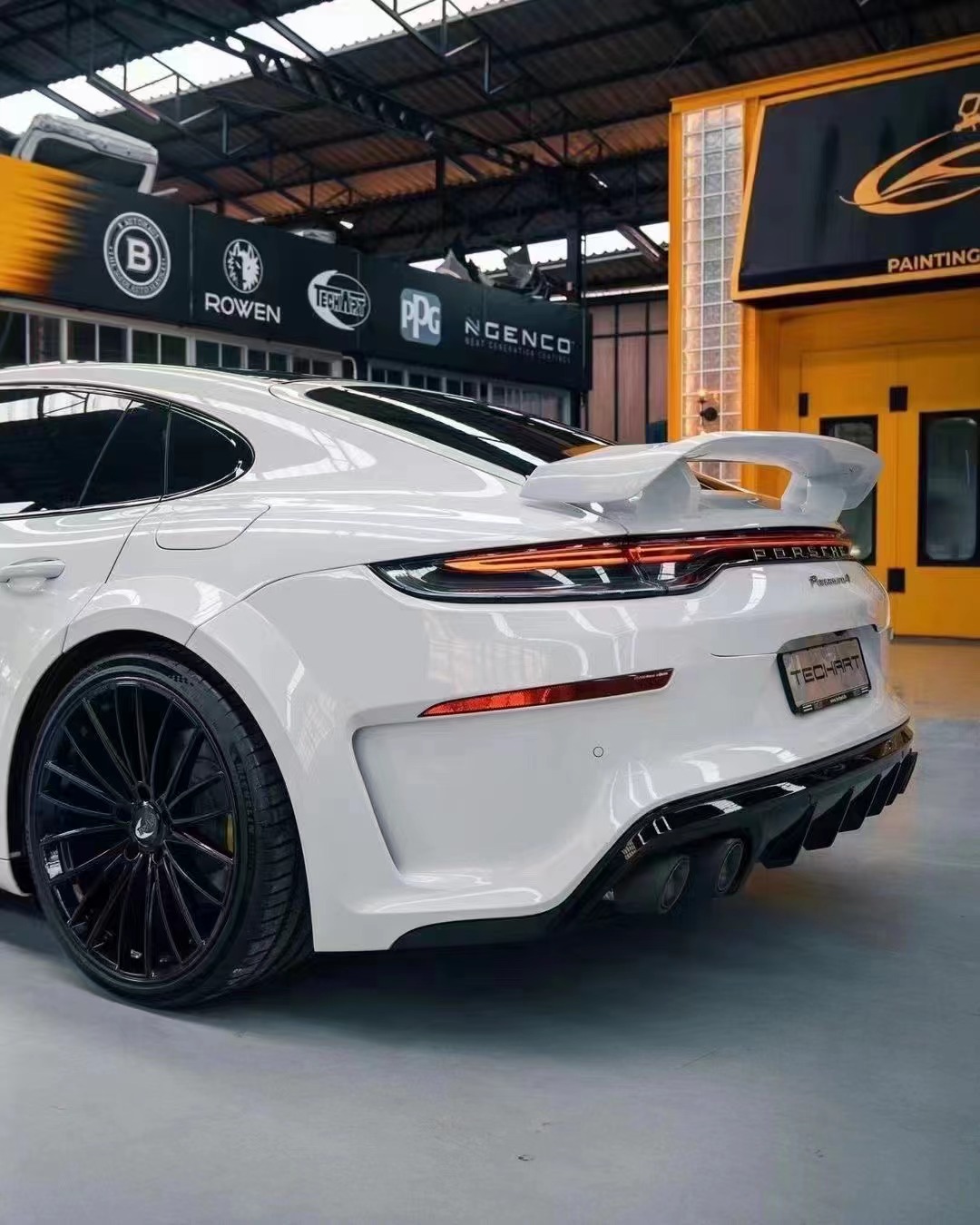 Auto Parts for Porsche Palamela 971 Spoiler the Palamela 971 Was Upgraded with a Techart Style Carbon Fiber Spoiler