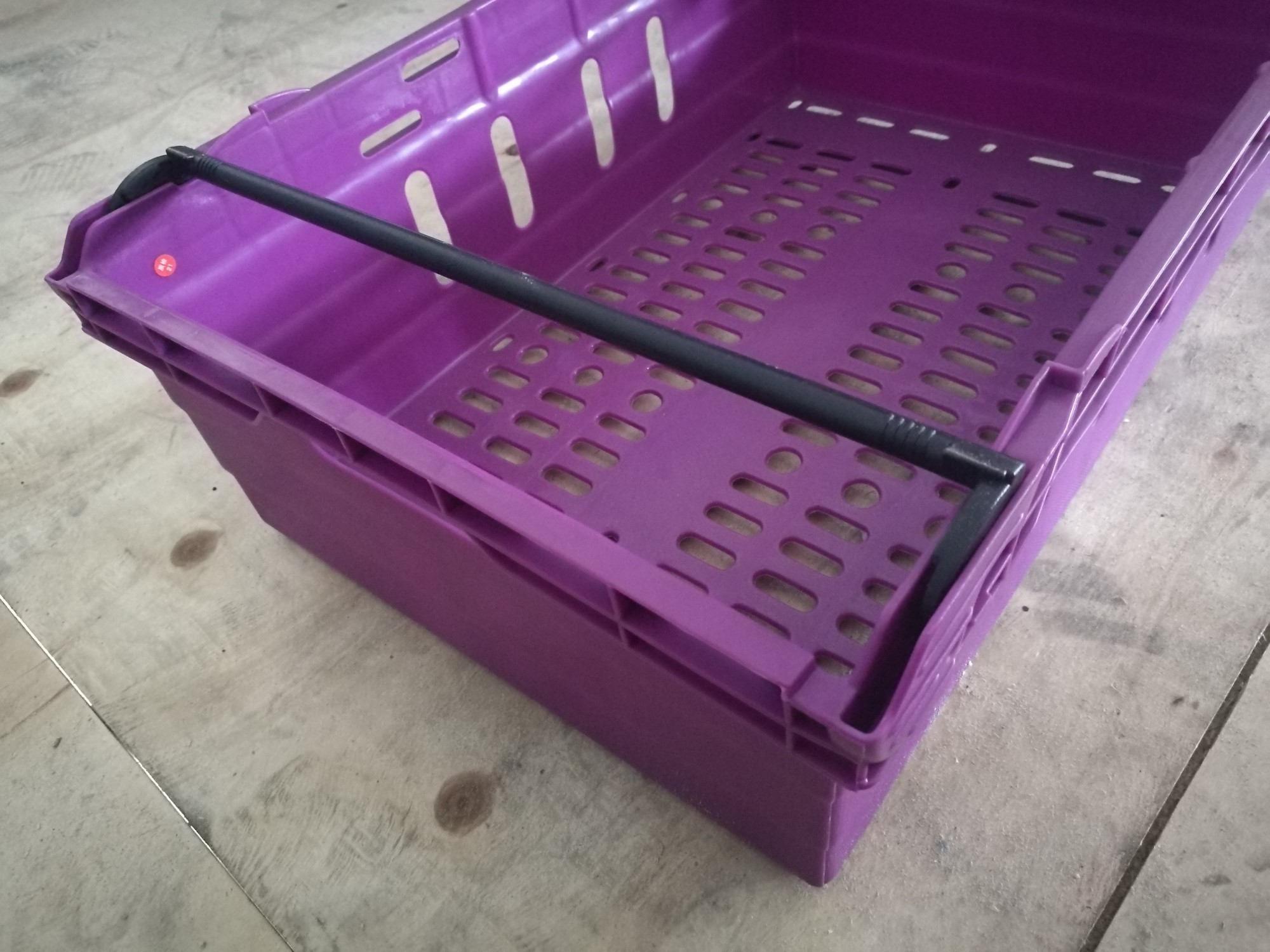 Perforated Sides Nestable Bale Arm Crate Trays Containers With Stacking Bars 590 * 400 *192