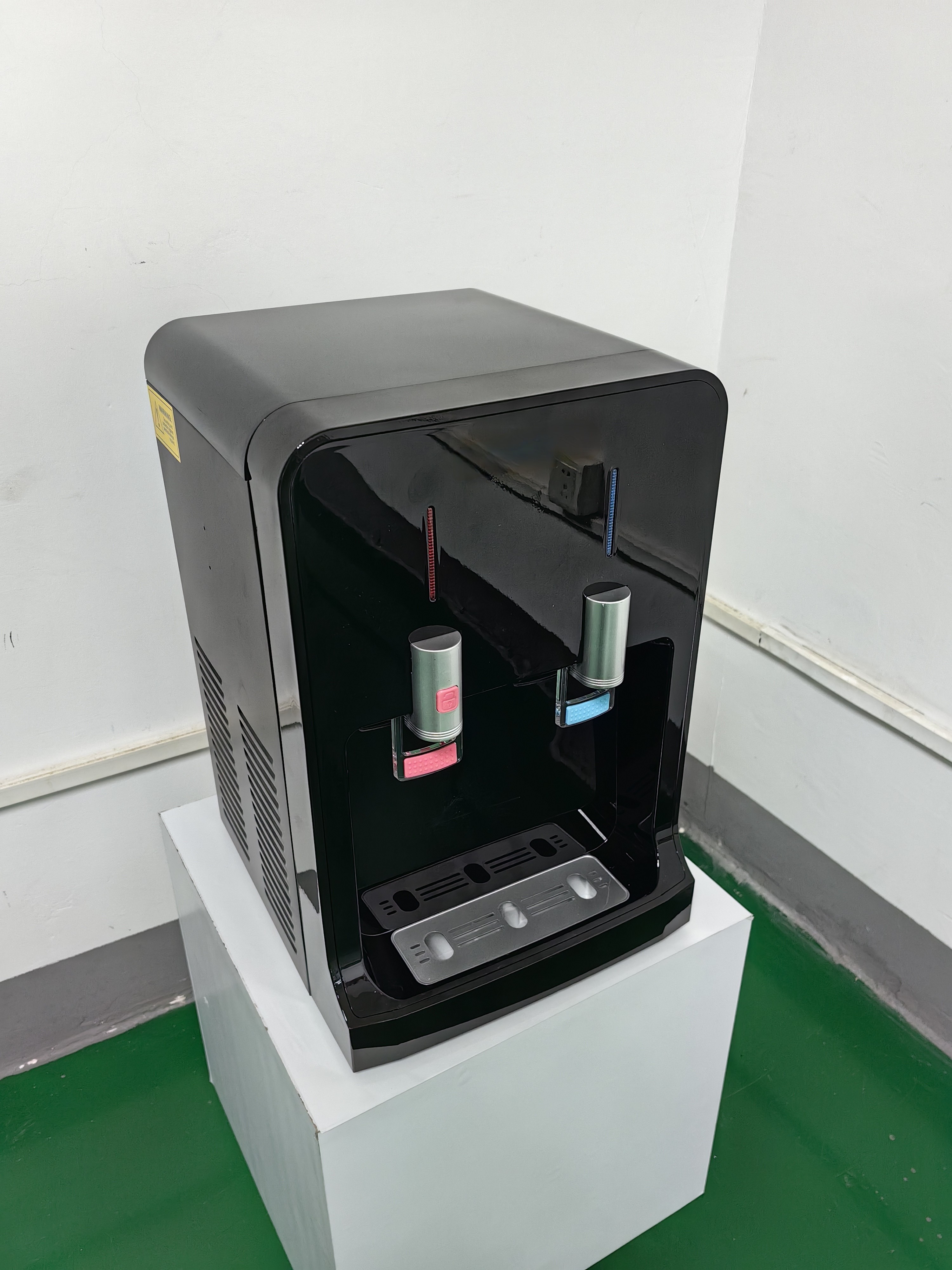 CE Certified Plastic Desktop Water Dispenser with Heating And Cooling Function and Compressor Cooling Method