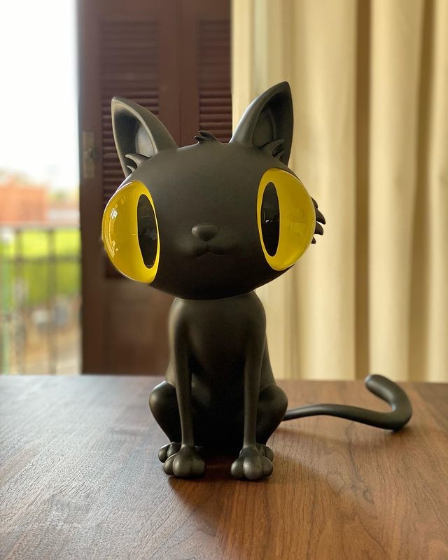 Fadeless Wooden Cat Sculptures Statues With Black And Yellow Color