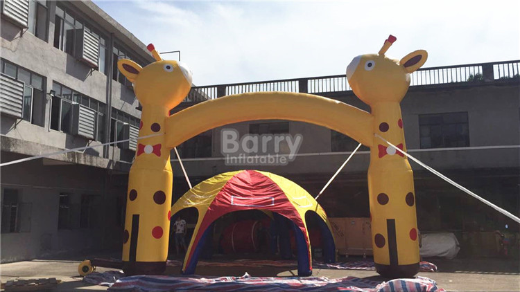 Yellow Giraffe Inflatable Arch For Event With Logo Printing SCT EN71