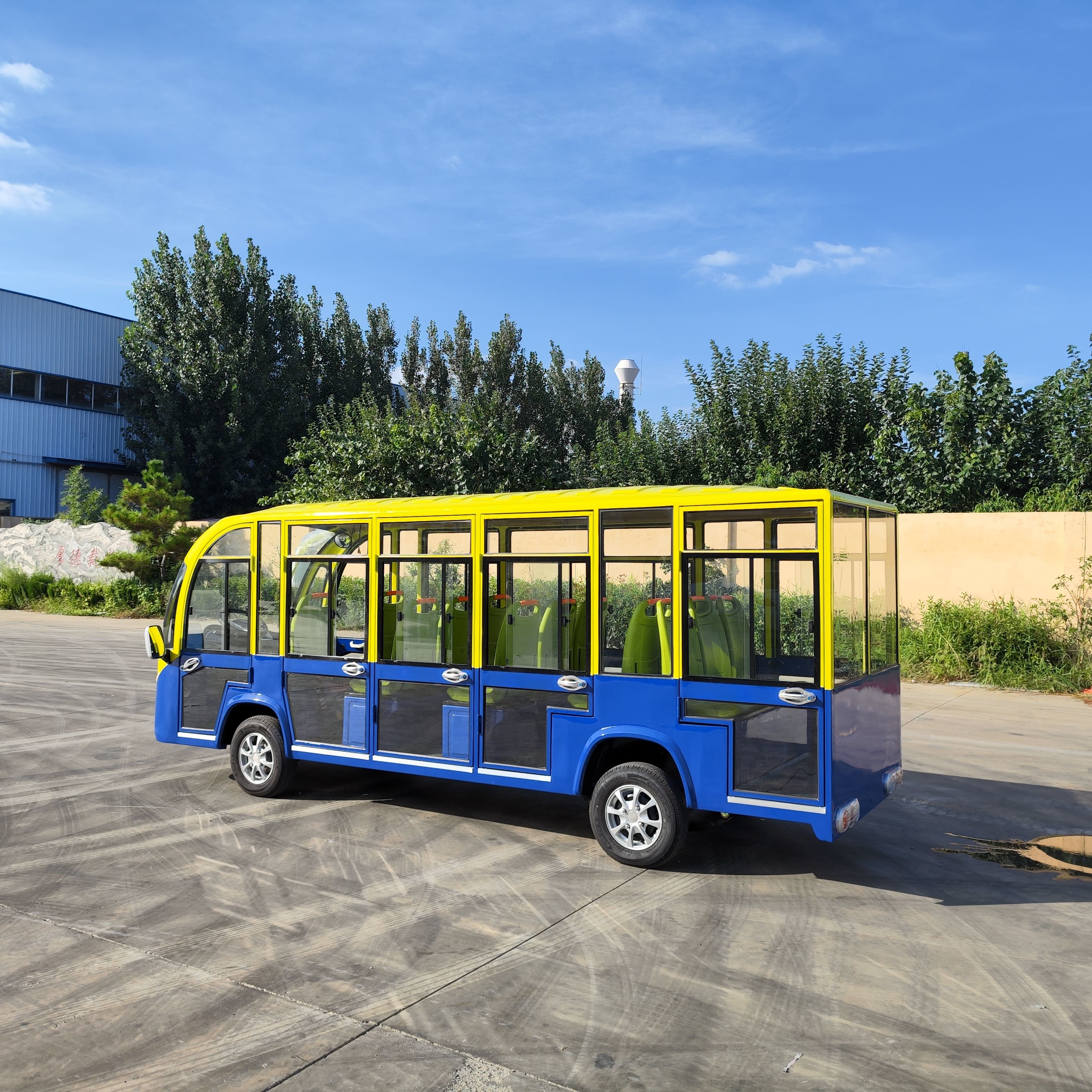 14-Seat Yellow And Blue Electric Sightseeing Bus With Air Conditioning 72v Lithium Battery Golf Place 13-Inch Tire