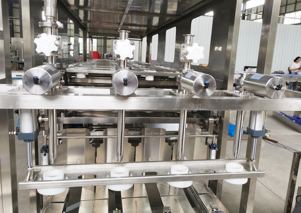 7.5kw PLC 5 Gallon Water Filling Machine PET Bottle Rinsing Nozzles 600BPH