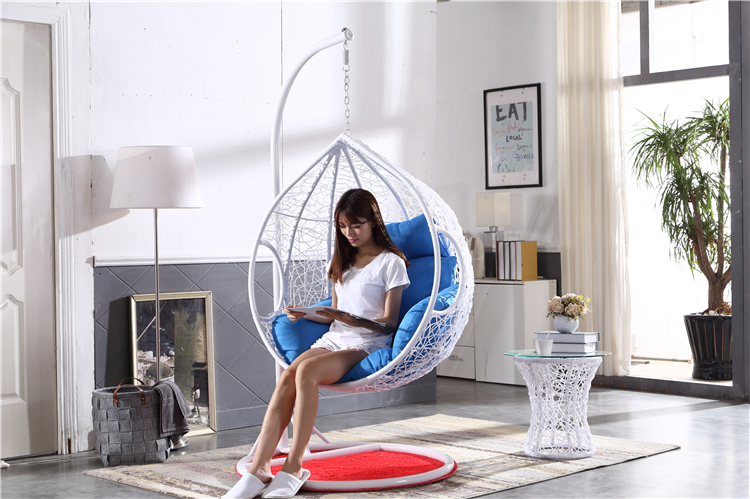 Hot selling product large rattan hanging chairs wicker egg swing with support table
