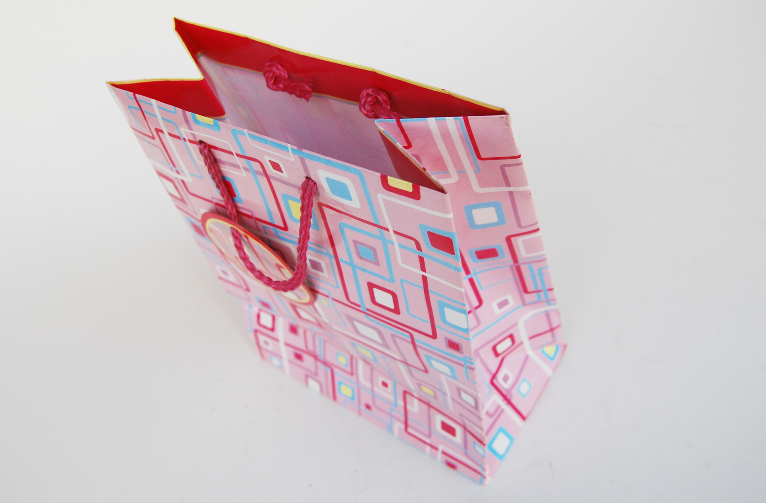 OPP Custom Logo Pink Paper Shopping Bags CMYK Pantone Printing For Clothing Carrier 4C
