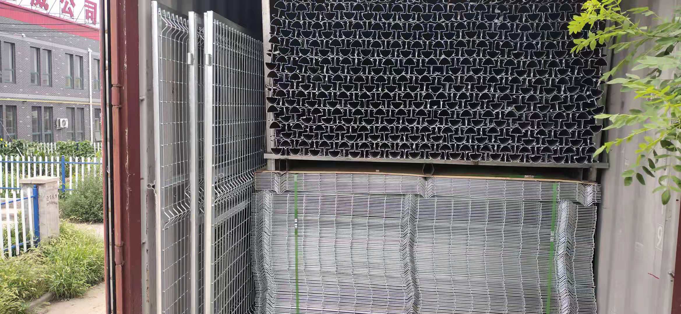 curved mesh fence loading:
