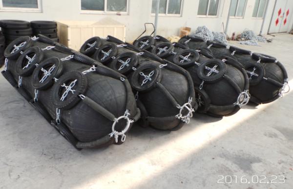 ISO17357 Submarine Fender Boat Pneumatic Rubber Fenders Hot Dip Galvanizing