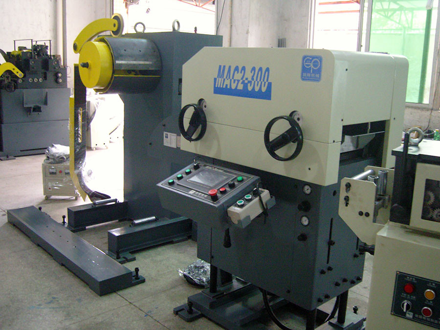 Punch Machine 3 In 1 NC Servo Straightener Feeder With Coil Thickness 0.3-3.2mm