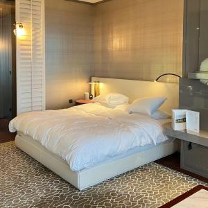 Wholesale Luxury Hotel Bedroom Furniture King Size Solid Ash Bed Customized from china suppliers