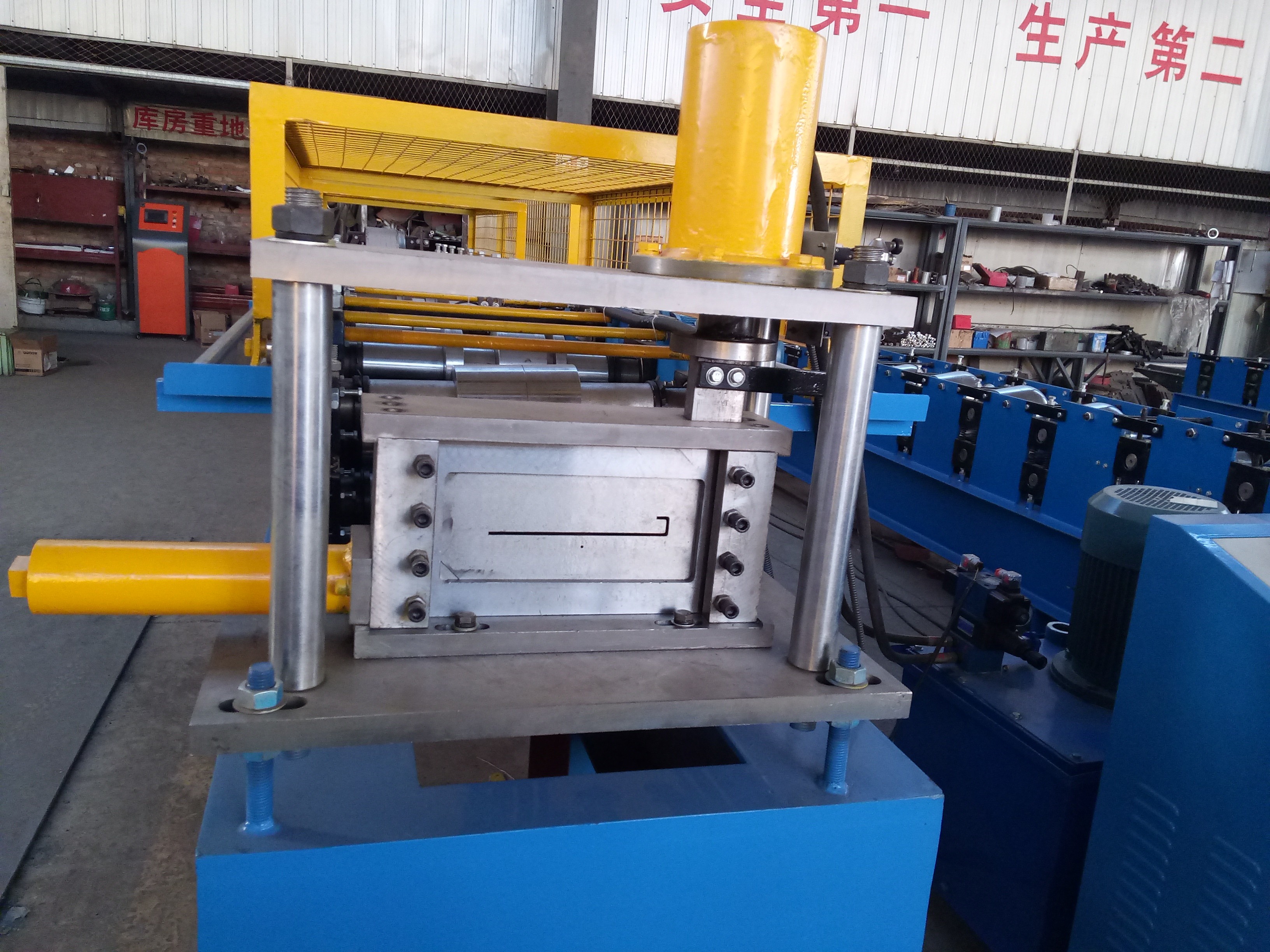 Width Adjustable Steel L Profile Cold Roll Forming Equipment With Yellow Safe Cover