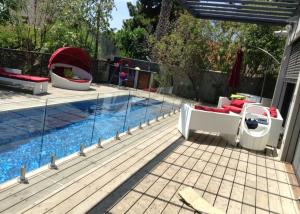 Wholesale Spigot Tempered Clear Frameless Glass Railing Pool Fence 316/304 Stainless Steel With Gate from china suppliers