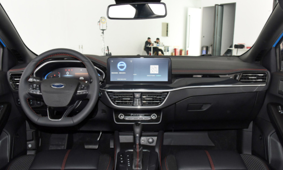 Focus 2022 three-compartment EcoBoost 180 automatic ST Line 4 door 5 seat sedan