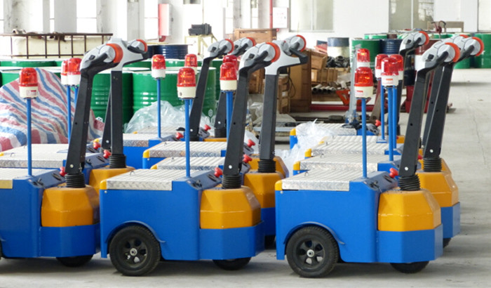 Flexible Operation Electric Tow Tractor 1500kg Super Power With Platform And Small Body