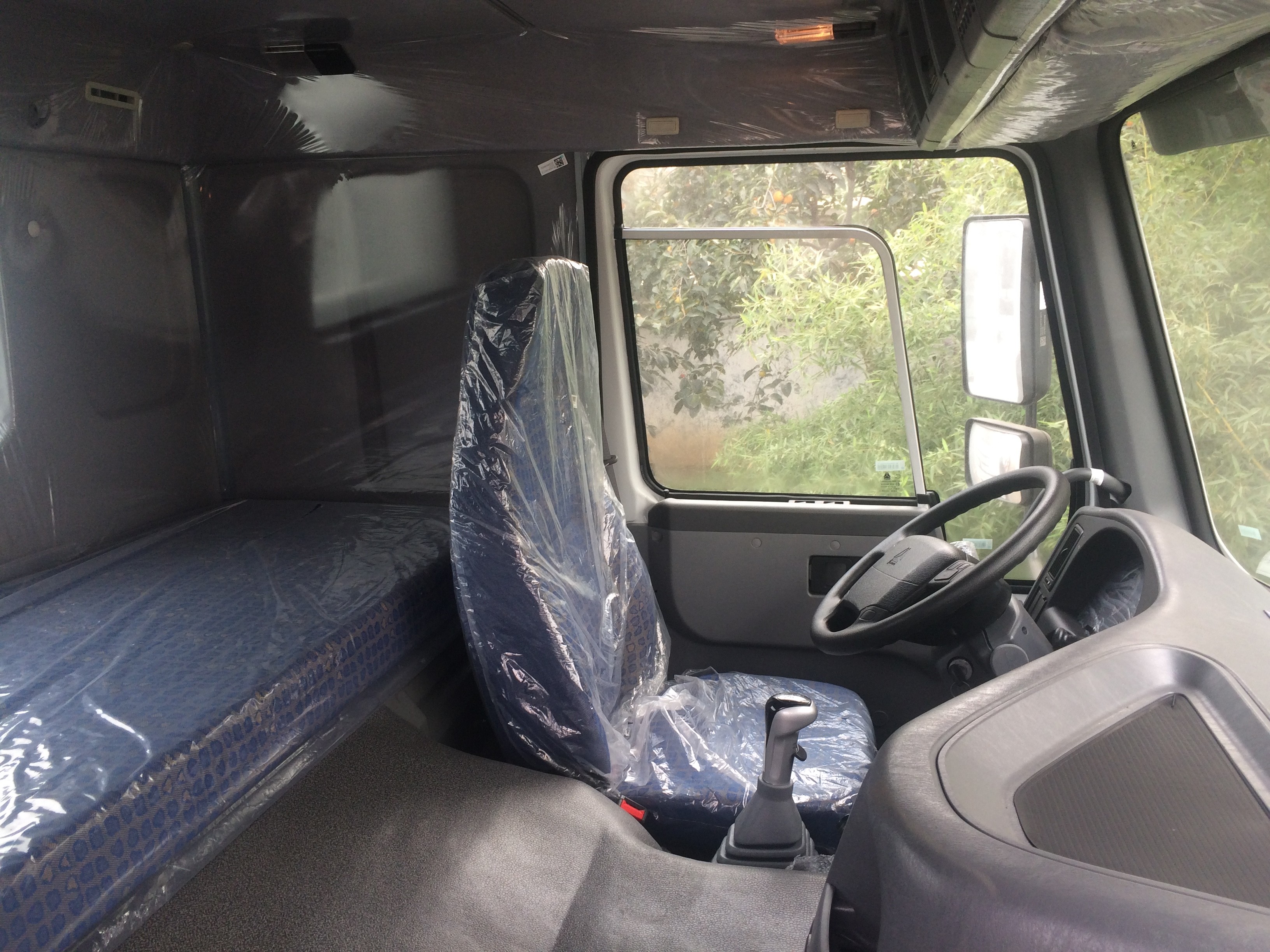 HW70 cab heavy cargo truck in transportation 336HP with 6x4 driving wheel for cargo transportation