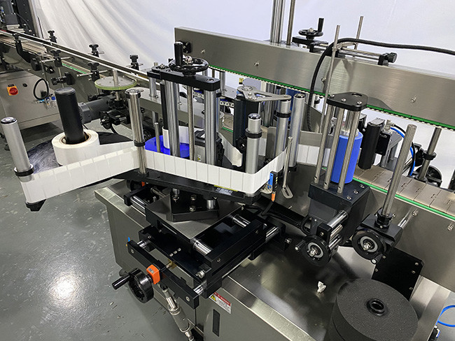 LIANHE ISO Bottle Labeling Machine , Multipurpose Water Bottle Sticker Label Machine