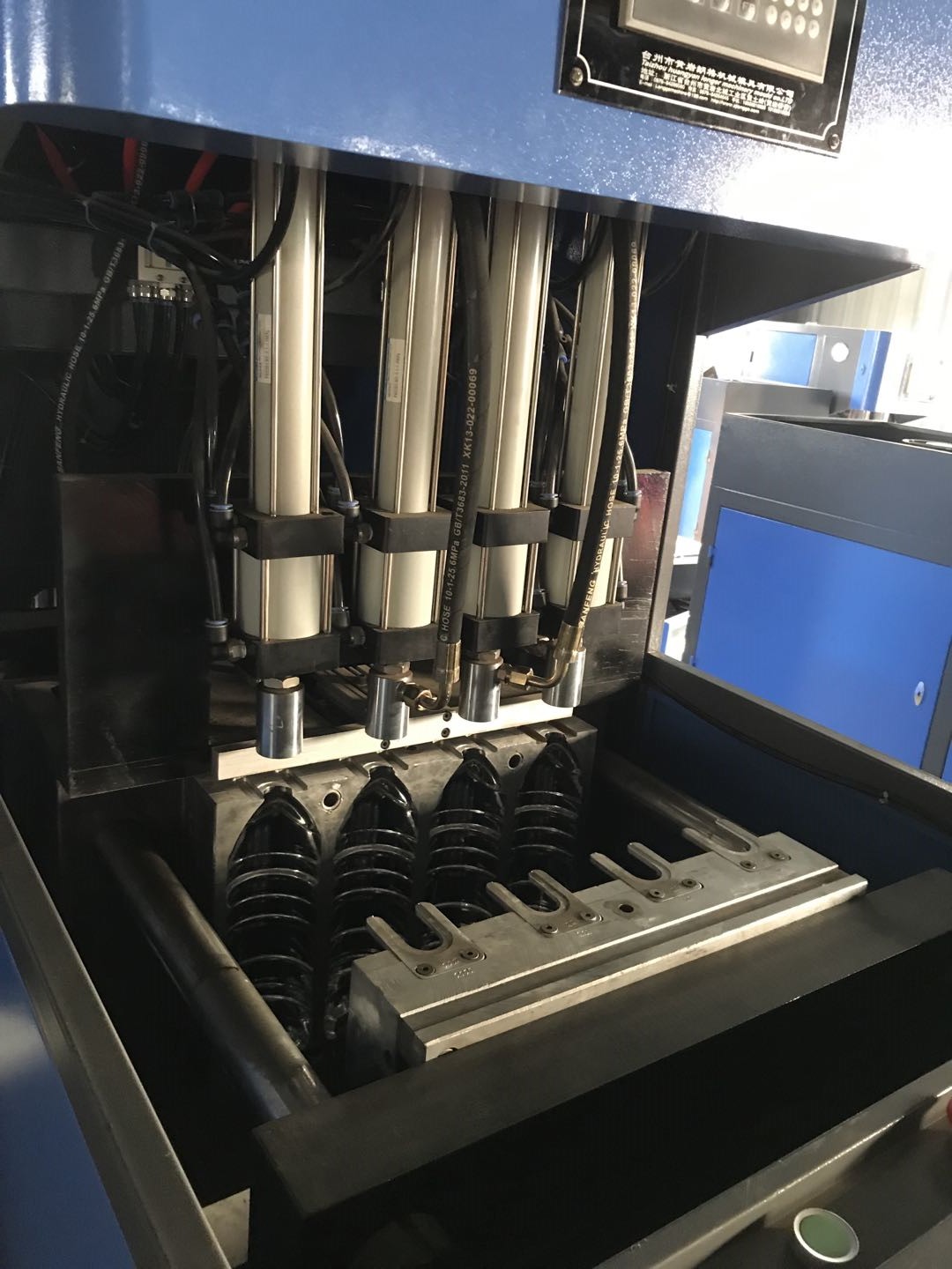 Top Level Durable PE Bottle Making Machine LGB-4-15 with 1960x1460x2550 mm Measurement