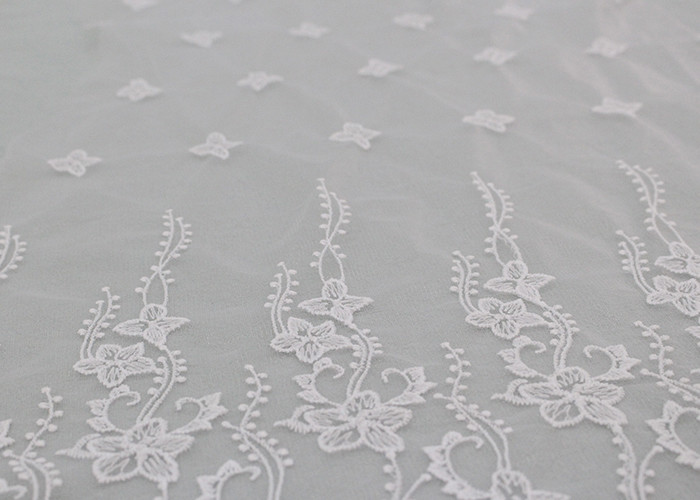 Embroidered Edge Fabric White Floral Lace Vine Netting Tulle For Bridal Gowns